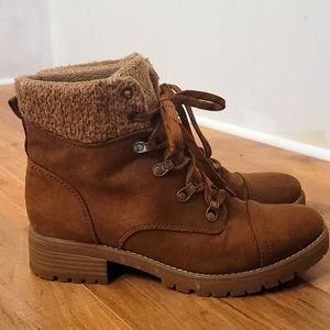 Mossimo tan combat boots. Size 8.